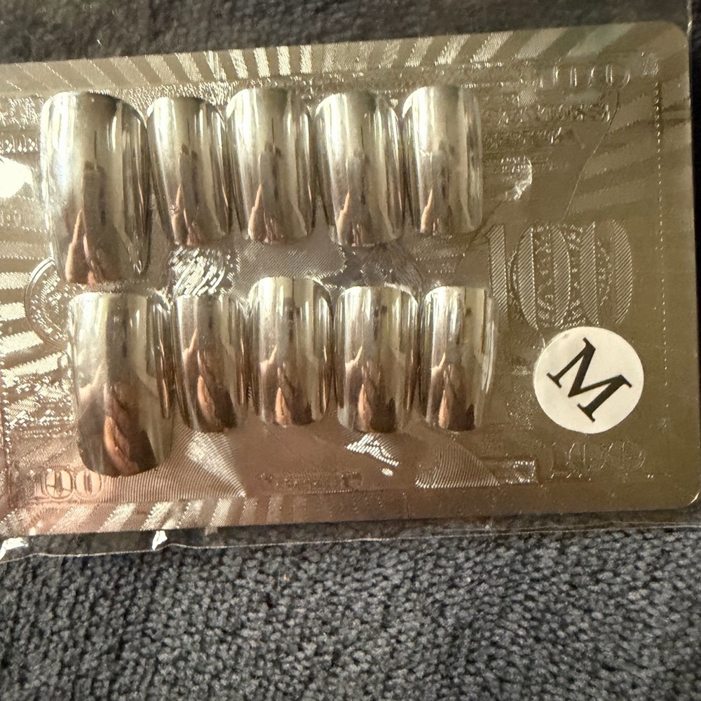 Metallic Silver Press-On Nail Set - Medium